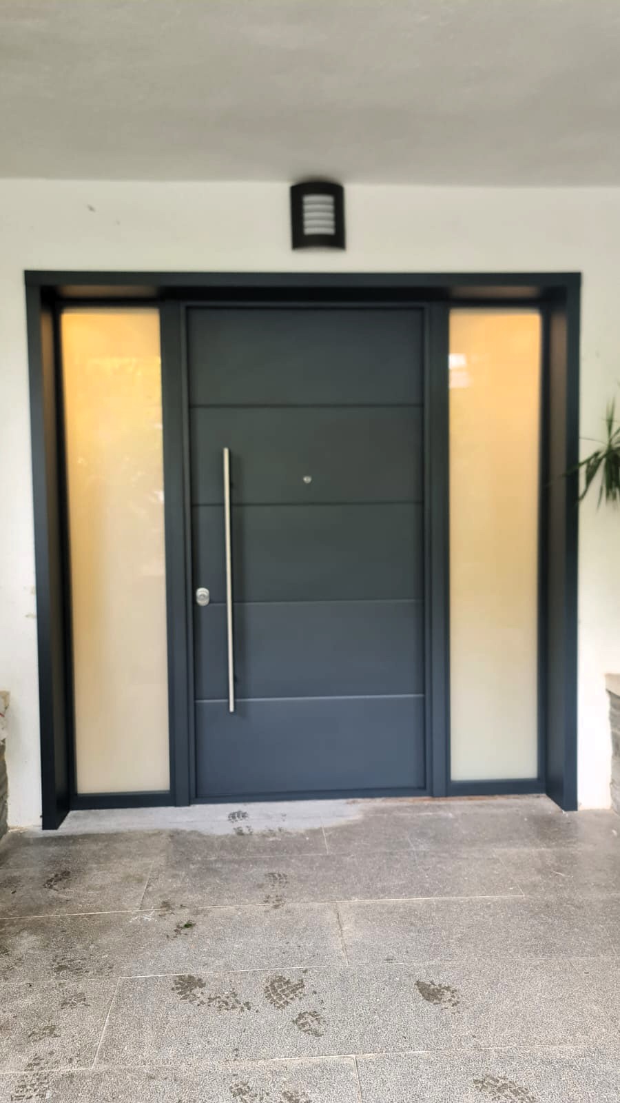 Puerta acorazada K-XXI gris antracita con manillón y fijos laterales