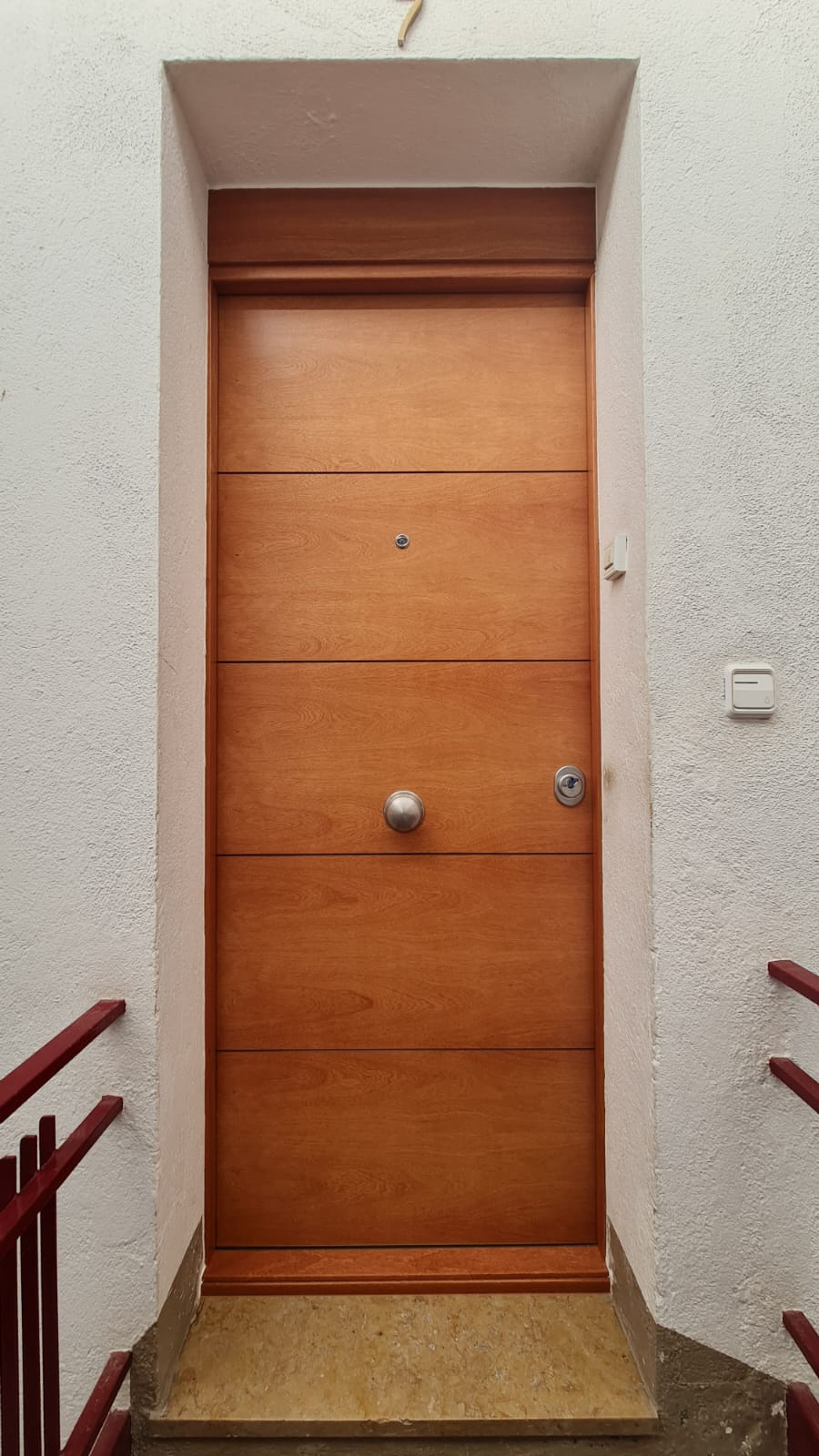 Puerta acorazada K-100 cedro con medidas especiales y fijo superior