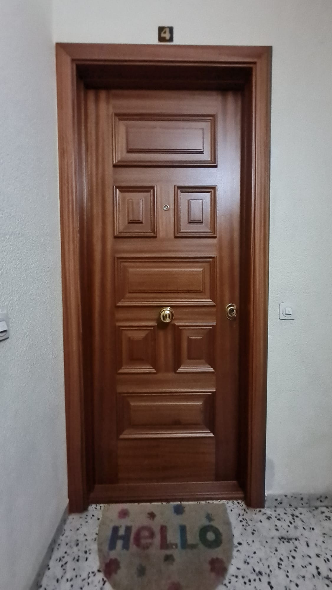 Puerta acorazada K-100 sapelly con 7 cuadros y herrajes dorados