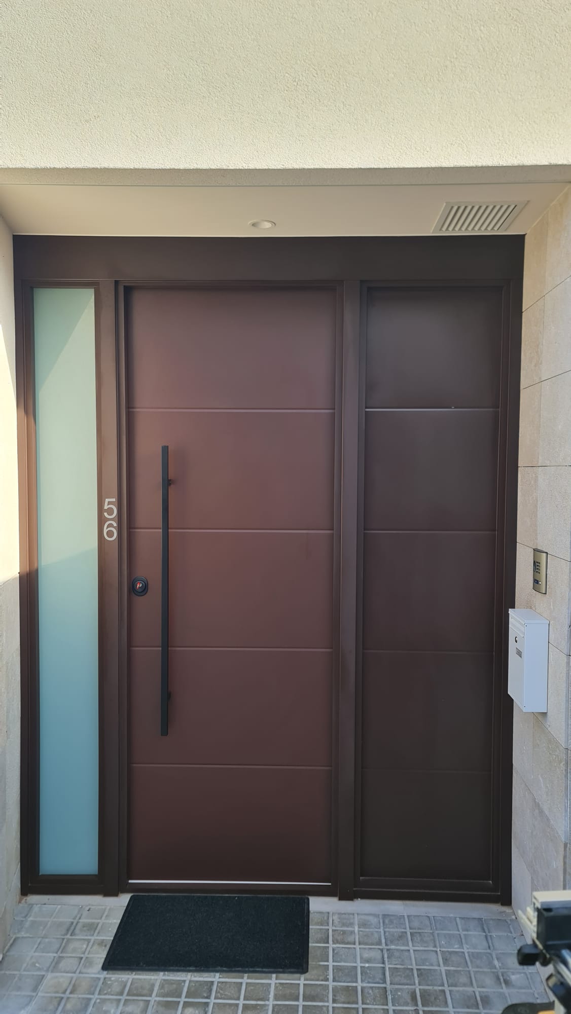 Puerta acorazada K-XXI XL de casi 3 metros con fijos y cristal