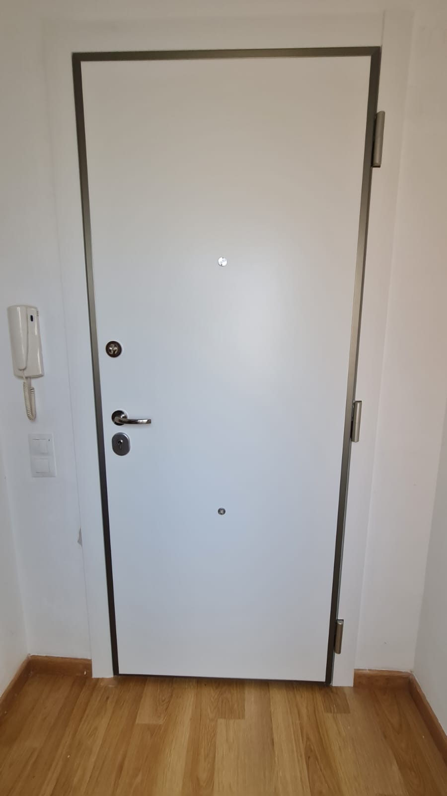 Puerta acorazada K-100 blanca lisa minimalista para interior