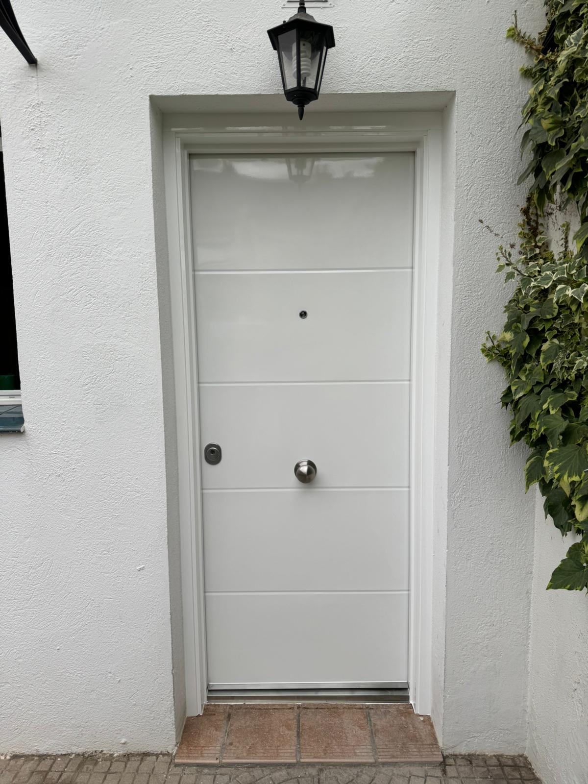 Puerta acorazada K-XXI blanca con 4 rayas en Granollers