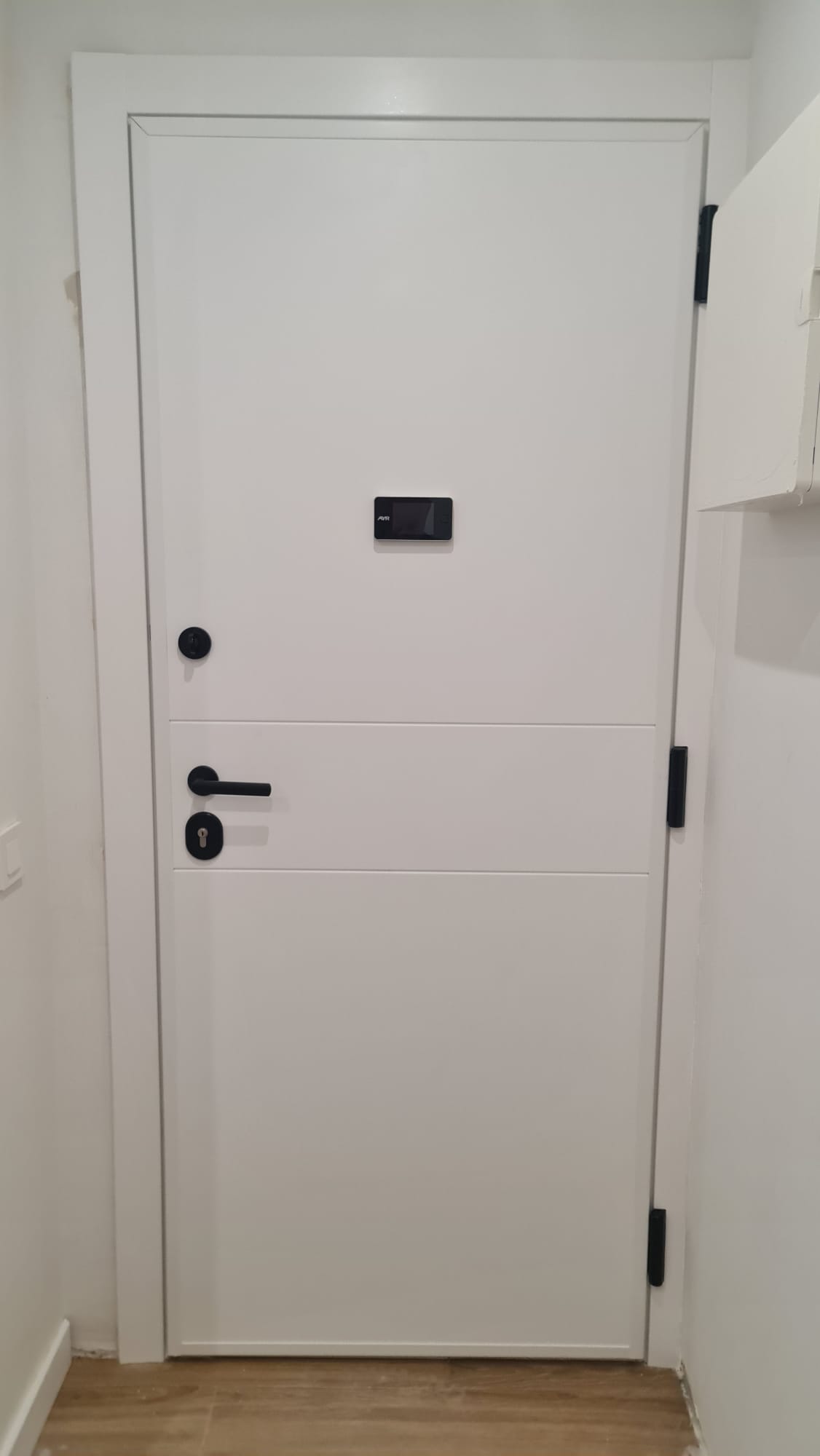 Puerta acorazada K-XXI blanca con 2 rayas y herrajes negros