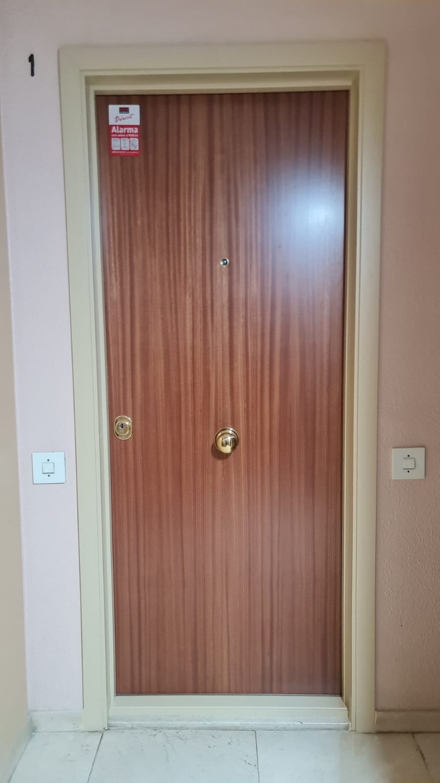 Puerta acorazada K-100 sapelly liso con tapetas y forro crema
