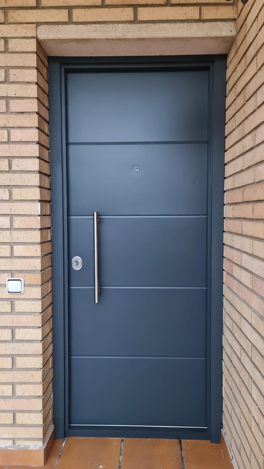 Puerta acorazada K-XXI gris antracita RAL 7016 con 4 rayas