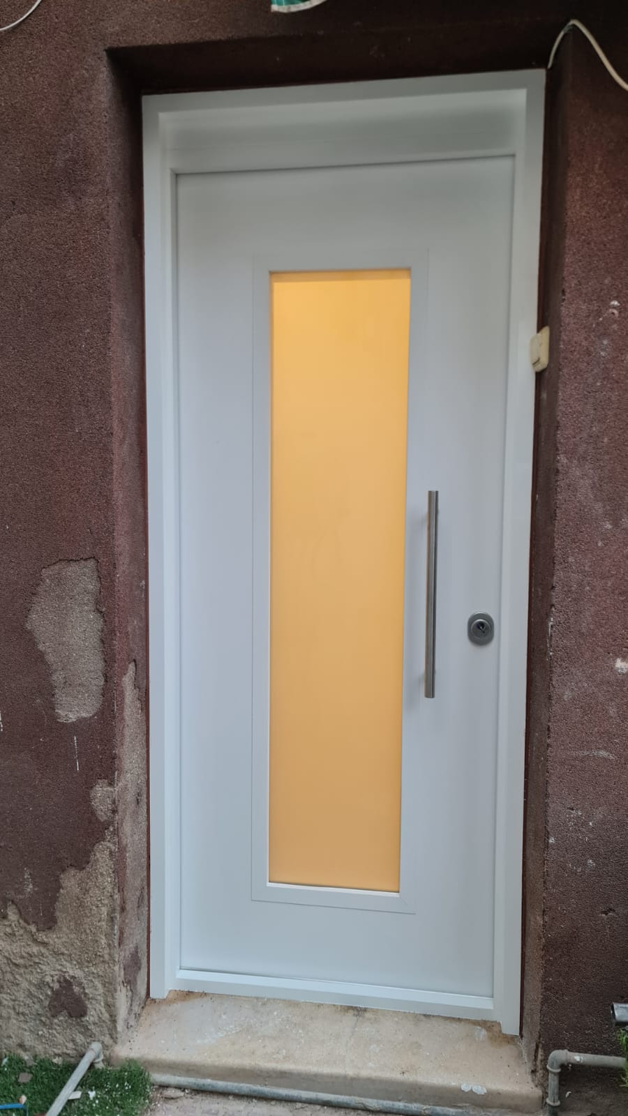 Puerta acorazada K-XXI grado 4 blanca con cristal de seguridad