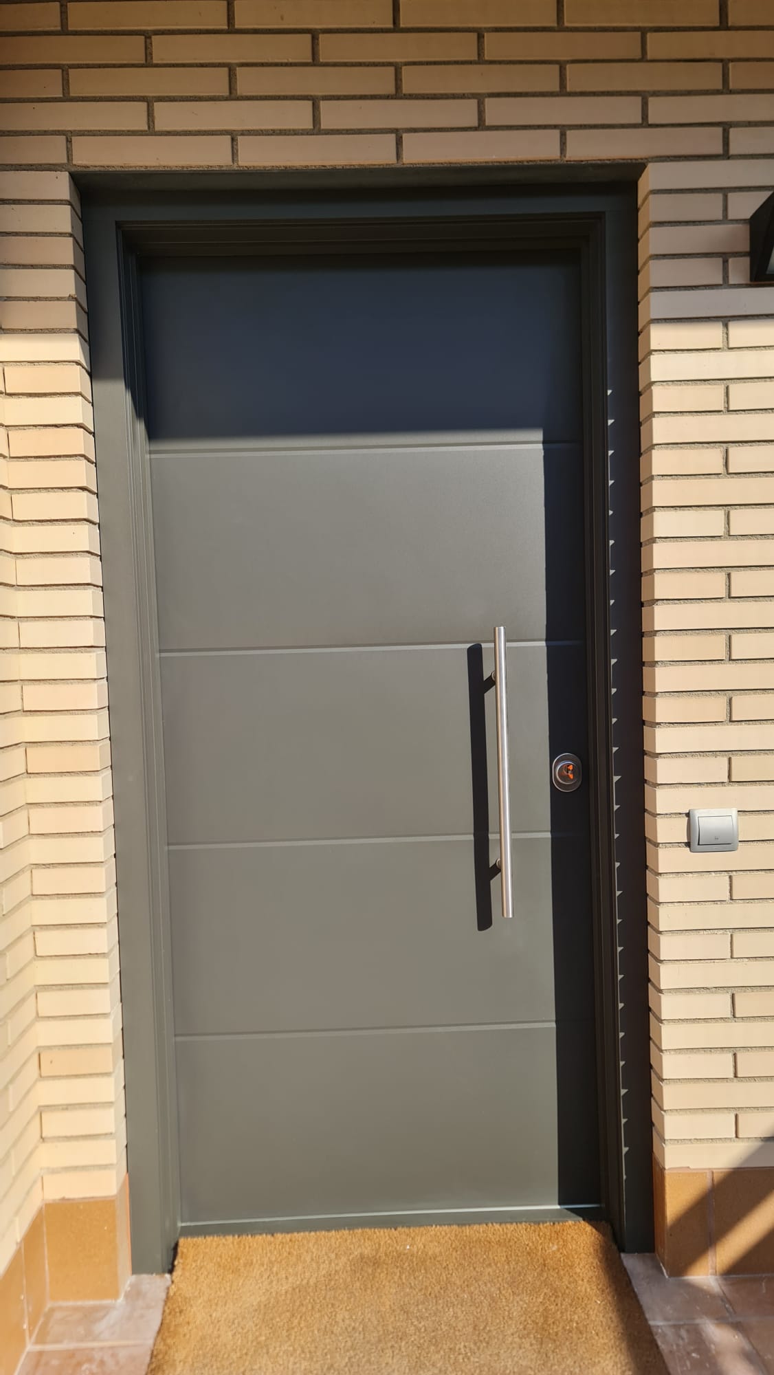 Puerta acorazada K-XXI grado 4 gris oscuro con cilindro Keso
