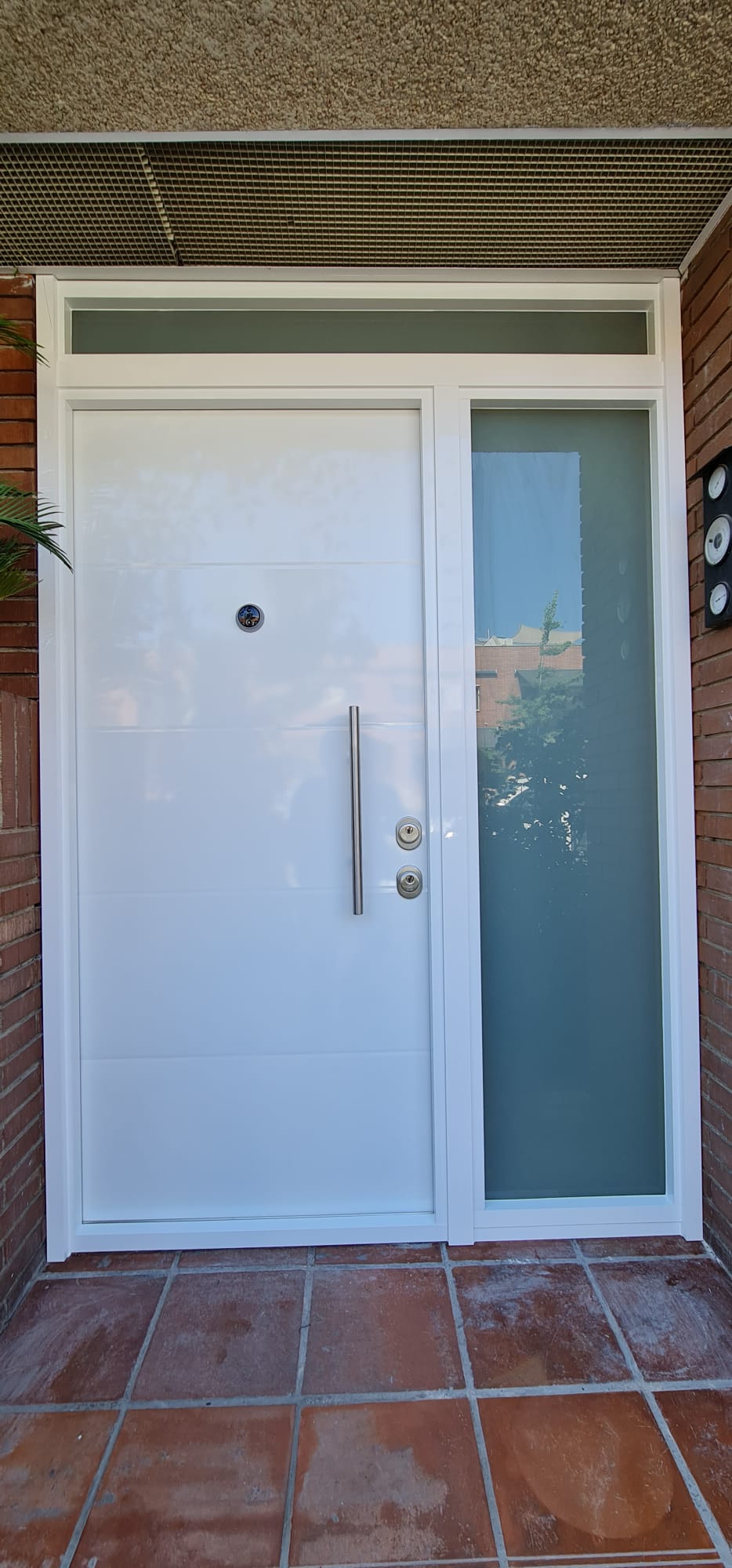 Puerta acorazada K-XXI blanca con fijos y cristal y doble cilindro Keso
