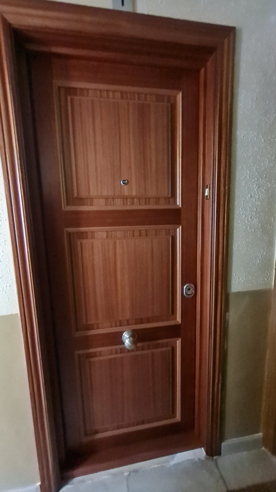 Puerta acorazada K-100 sapelly con 3 cuadros fajeados
