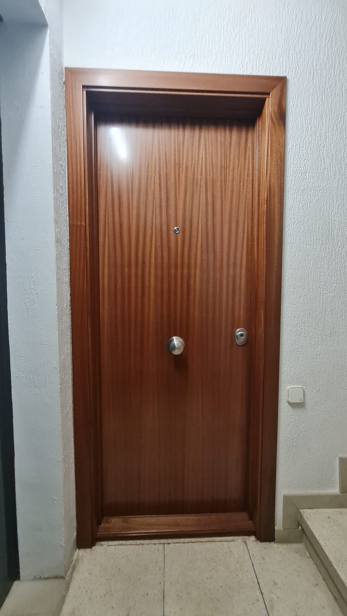 Puerta acorazada K-100 sapelly lisa exterior premium