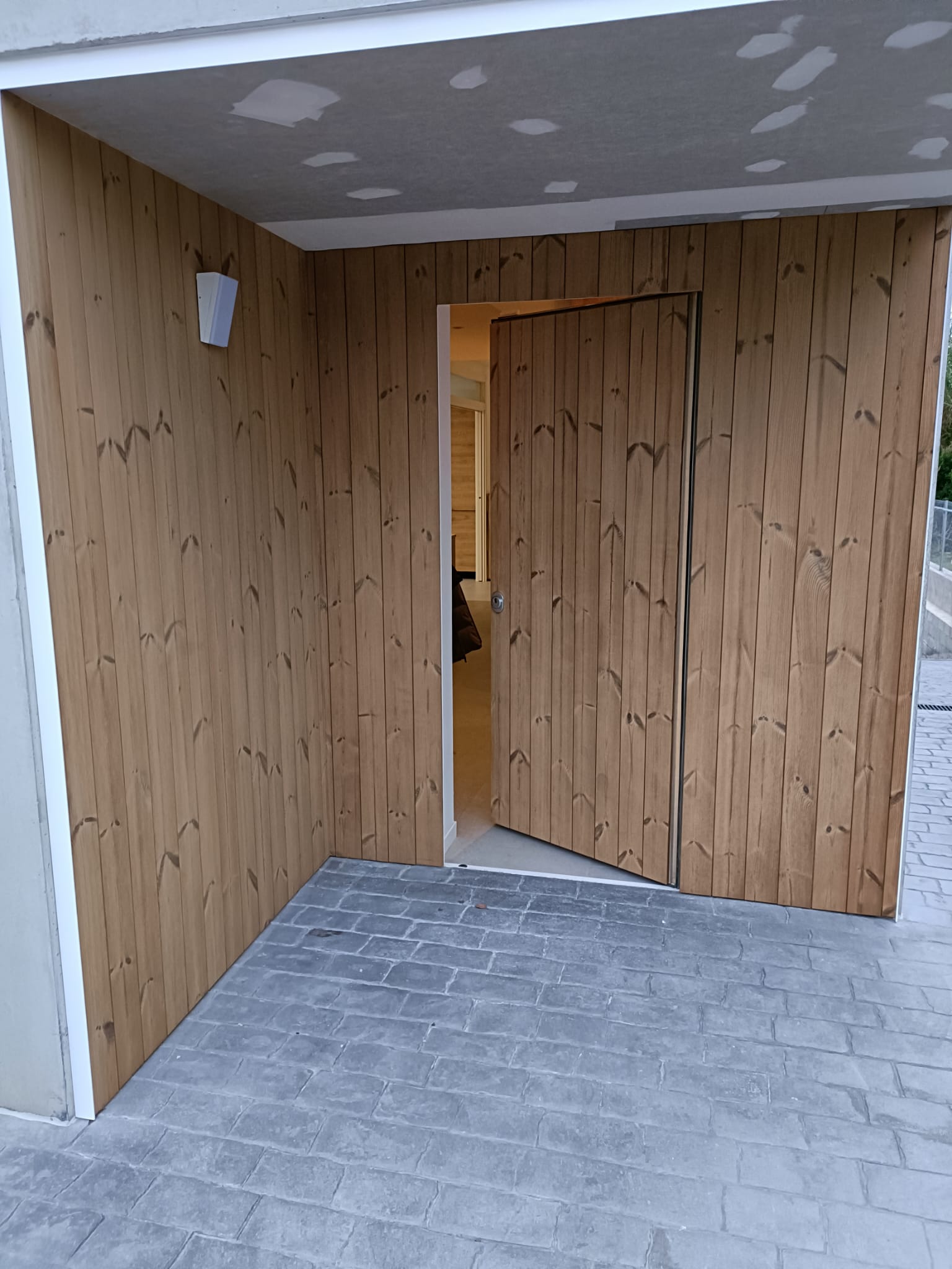 Puerta acorazada K-XXI enrasada con la fachada