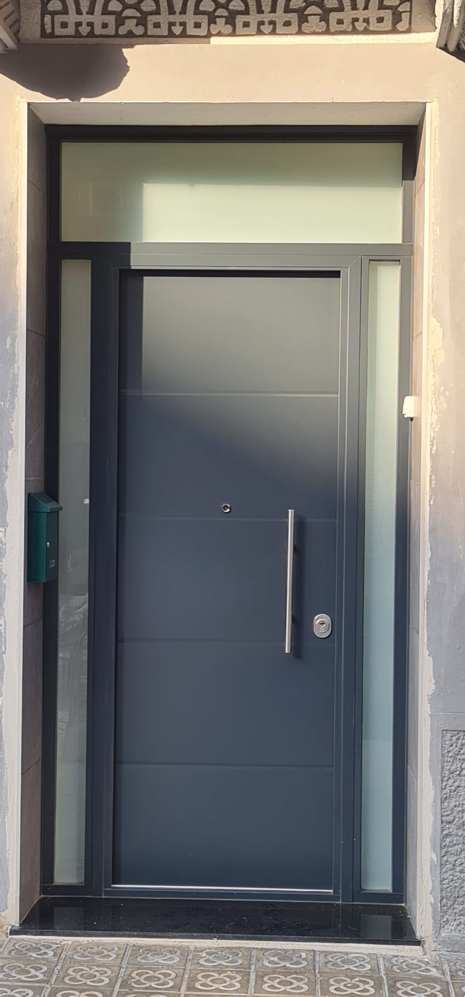 Puerta acorazada K-XXI gris antracita con fijos laterales y superior