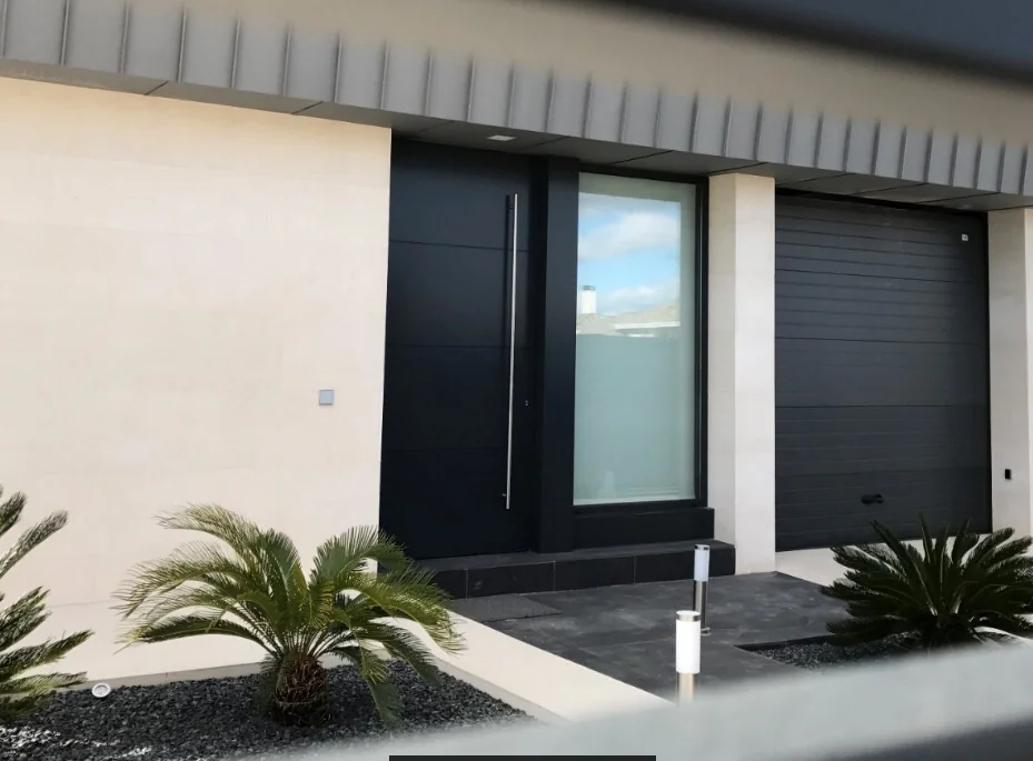 KIUSO XXI puerta acorazada en vivienda exterior mediterráneo